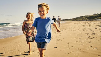 Meninos correm pela praia